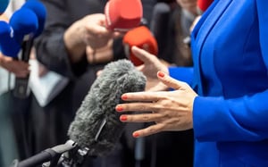 Liveblogging Elections: Bridging the Gap between Readers and Politics