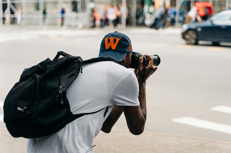 Mann mit Kamera fragt nach und fotografiert